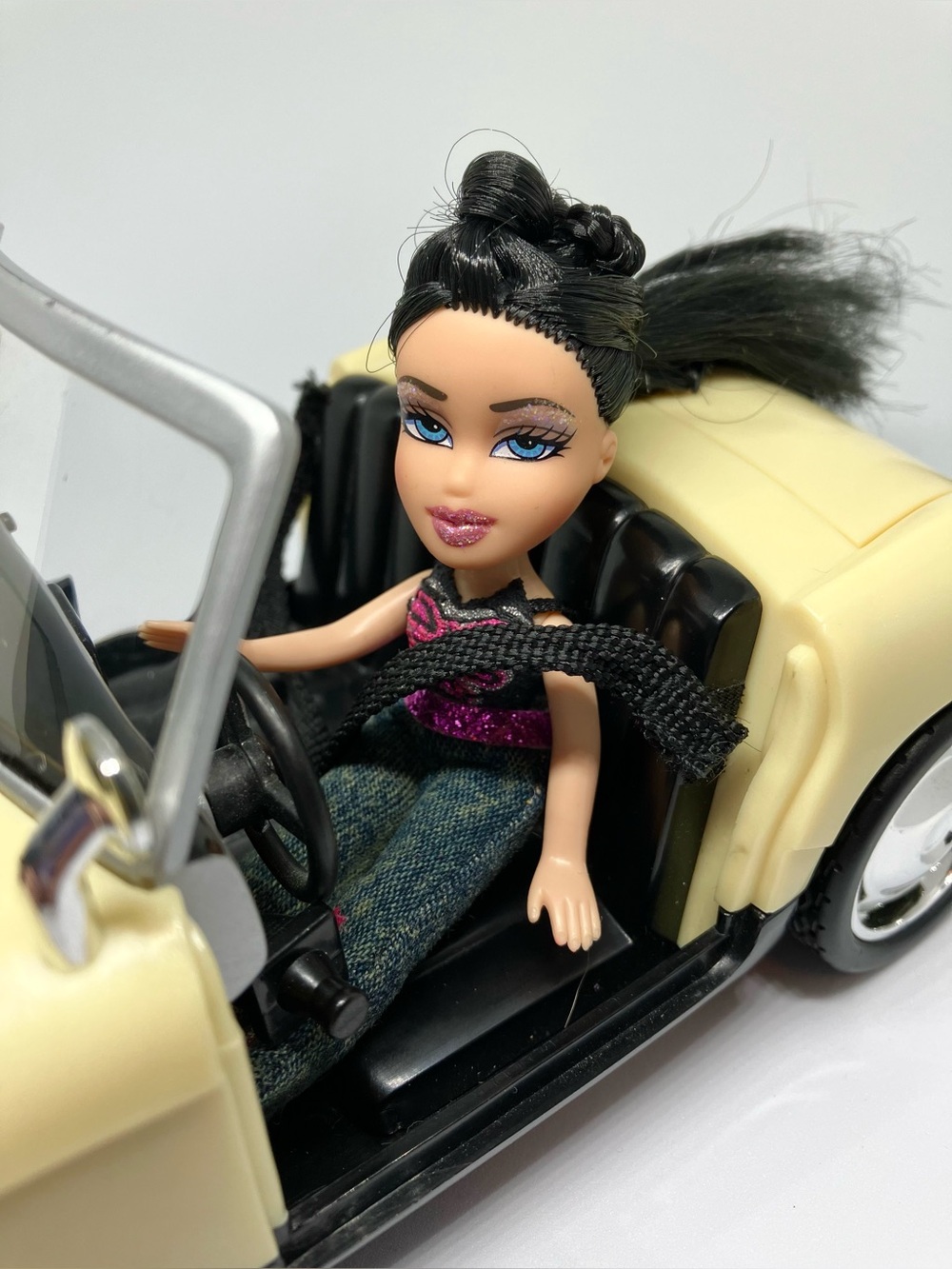 Lil’ Bratz 2004 Convertible Cool (yellow) with Nazalia